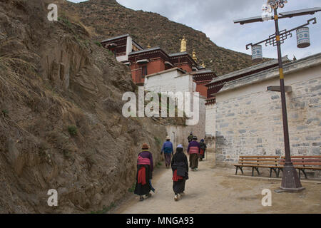 Pèlerins Tibétains faisant autour de kora, Monastère Labrang Xiahe, Gansu, Chine Banque D'Images