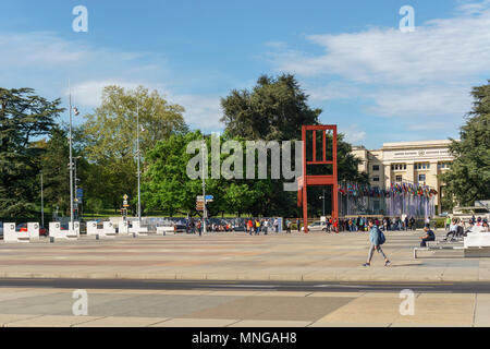 Genève, Suisse - Avril 04,2018 : la Place des Nations, 'gigantesque' chaise brisée, symbole de la lutte contre les mines terrestres au 10 mai 2013 à Genève, Banque D'Images