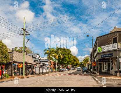 Byron street, l'artère principale de Bangalow, New South Wales, en Australie, à l'ouest à partir de l'angle de la rue Station. Banque D'Images