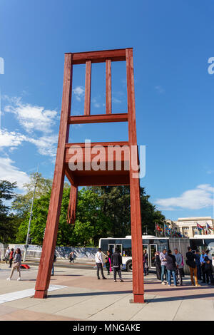 Genève, Suisse - Avril 04,2018 : la Place des Nations, 'gigantesque' chaise brisée, symbole de la lutte contre les mines terrestres au 10 mai 2013 à Genève, Banque D'Images