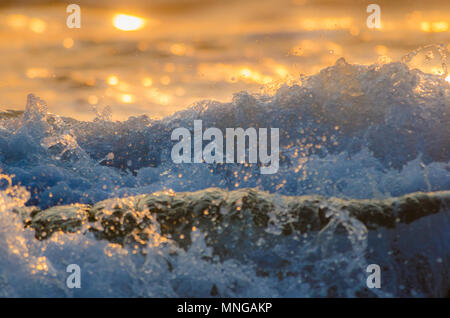 Close-up of breaking wave Banque D'Images