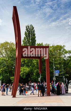 Genève, Suisse - Avril 04,2018 : la Place des Nations, 'gigantesque' chaise brisée, symbole de la lutte contre les mines terrestres au 10 mai 2013 à Genève, Banque D'Images