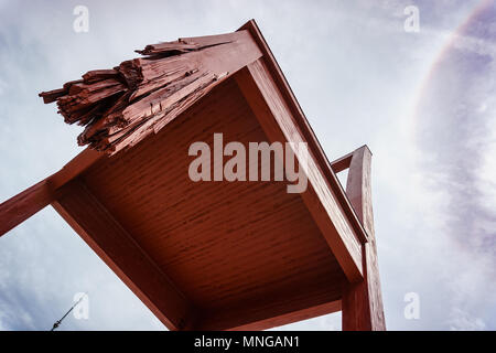 Genève, Suisse - Avril 04,2018 : la Place des Nations, 'gigantesque' chaise brisée, symbole de la lutte contre les mines terrestres au 10 mai 2013 à Genève, Banque D'Images