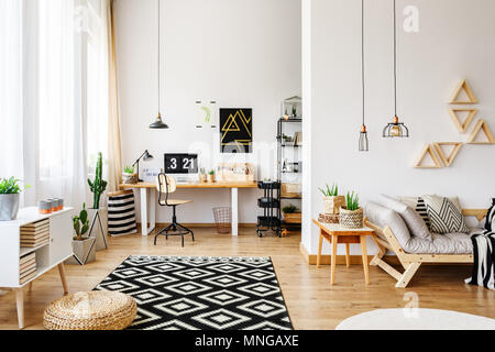 Chambre d'artisanat moderne blanc en vacances avec un design créatif, triangle étagères, lustres industriel, de meubles, tapis à motifs, Banque D'Images