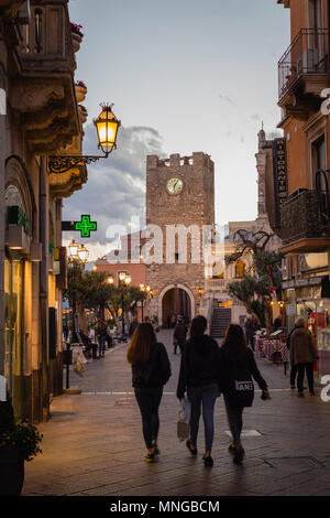 Corso Umberto I et tour de l'horloge à Taormina, Sicile Banque D'Images