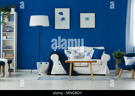 Bleu et blanc élégant salon avec canapé, table et lampe