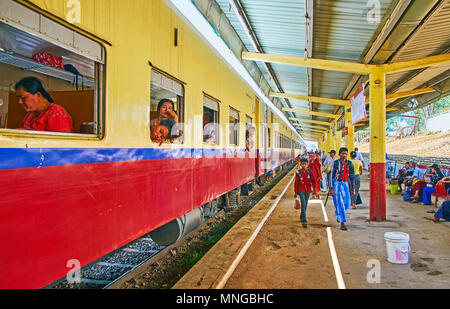 KYAIKTIYO, MYANMAR - février 16, 2018 : La foule sur la plate-forme de la gare Kyaiktiyo après son arrivée le train de Yangon, le 16 février dans la région de Kyai Banque D'Images