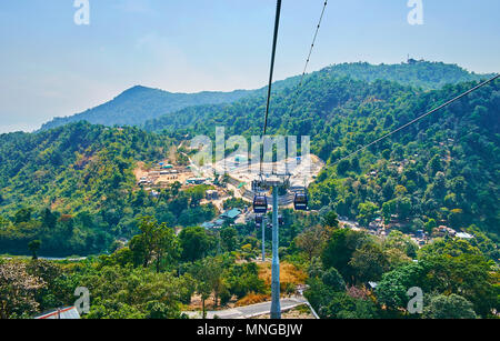 La vue depuis la gare supérieure du téléphérique de Kyaiktiyo sur la pente de montagne verte et Yathetaung township, situé dans la vallée, le Myanmar. Banque D'Images