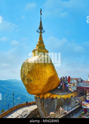 KYAIKTIYO, MYANMAR - février 16, 2018 : Le mâle dévots bouddhistes prient à Golden Rock et apposer la feuilles d'or sur son visage, la Pagode Kyaiktiyo, sur F Banque D'Images