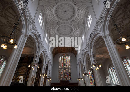 Dans l'église St Mary Aldermary Watling Street, City of London UK. L'église magnifiquement restaurée avec un plafond de plâtre, utilisé comme un café en semaine Banque D'Images