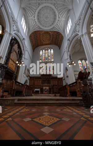 Dans l'église St Mary Aldermary Watling Street, City of London UK. L'église magnifiquement restaurée avec un plafond de plâtre, utilisé comme un café en semaine Banque D'Images