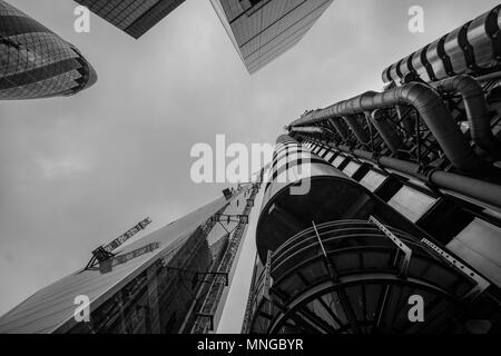 Vue vers le haut montrant le bâtiment Lloyds of London sur Lime Street, London UK, le 'Cheesegrater', à 122 Leadenhall, et le Gherkin sur St Mary's Ax Banque D'Images