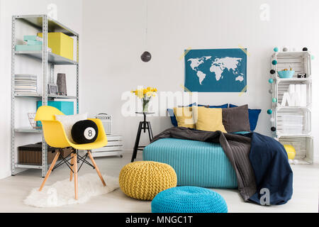 Tourné d'une chambre à coucher moderne de couleur jaune et bleu Banque D'Images