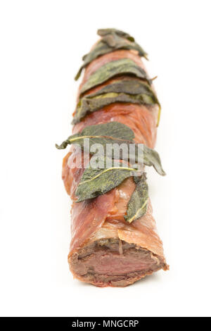 Un filet de selle de chevreuil chevreuil Capreolus capreolus, qui a été enveloppé dans le prosciutto avec feuilles de sauge fraîches à partir d'un supermarché placé entre Banque D'Images