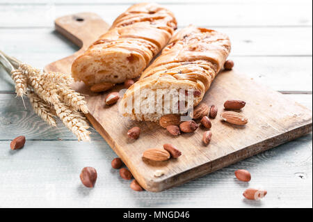 Sandwich au fromage et jambon sur une planche à découper. Banque D'Images