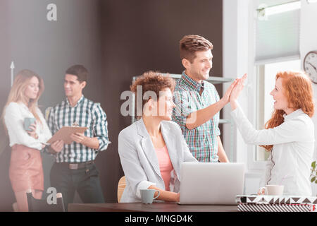 Les personnes qui travaillent dans l'environnement positif, woman using laptop Banque D'Images