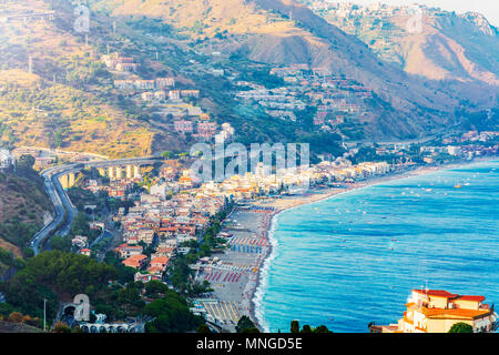 Voyage en Sicile, Italie - vue ci-dessus de Letojanni ville touristique de la côte de la mer Ionienne à partir de la ville de Taormine en journée d'été Banque D'Images