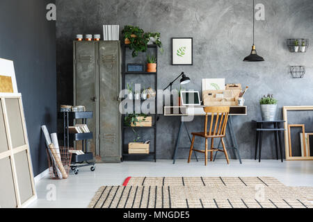 Chambre d'un bureau indépendant avec espace de bureau d'inspiration Banque D'Images