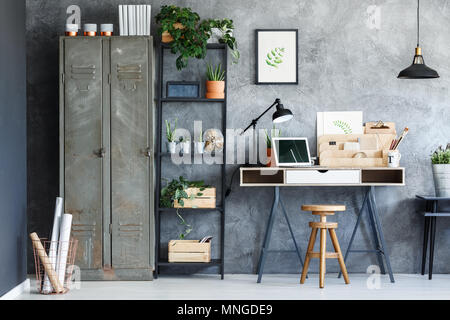 Salle d'étude intérieur avec bureau et armoire métallique industrielle Banque D'Images