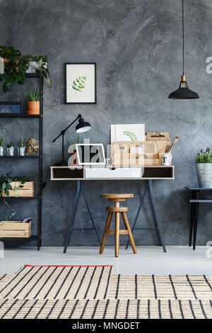 Étude rétro intérieur avec bureau, moquette à motifs et de métal Banque D'Images