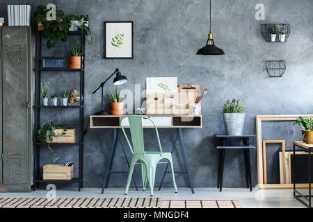 Bureau loft industriel avec décoration vintage de l'espace bureau Banque D'Images