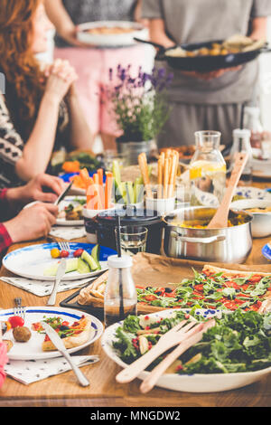 Salade fraîche, gruaux, millet et légumes gressins sur table durant les végétariens dîner-réunion Banque D'Images