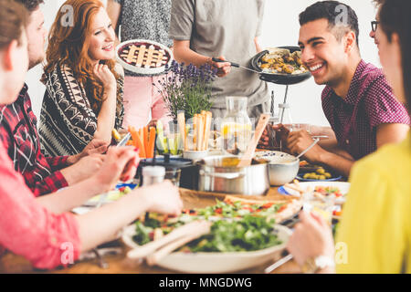 Smiling friends sain profitez réunion à table commune d'hummus, falafels et légumes Banque D'Images