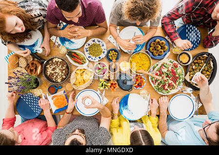 Femme aux cheveux rouges et ses amis aiment vege réunion avec des aliments sains Banque D'Images