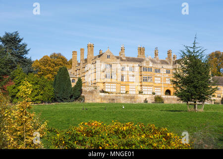 Maison Batsworth, une maquette de l'époque victorienne, maison de style Tudor Park, Batsford à Moreton-in-Marsh, Gloucestershire sur une journée ensoleillée d'automne Banque D'Images