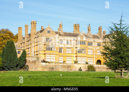 Maison Batsworth, une maquette de l'époque victorienne, maison de style Tudor Park, Batsford à Moreton-in-Marsh, Gloucestershire sur une journée ensoleillée d'automne Banque D'Images