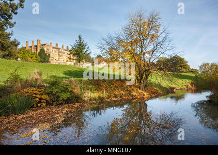 Maison Batsworth, une maquette de l'époque victorienne, maison de style Tudor Park, Batsford à Moreton-in-Marsh, Gloucestershire une journée d'automne, les réflexions dans un lac Banque D'Images