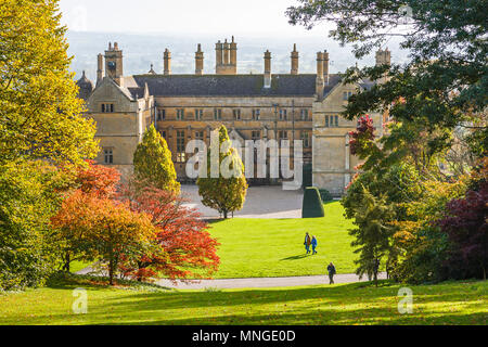 Maison Batsworth, une maquette de l'époque victorienne, maison de style Tudor Park, Batsford à Moreton-in-Marsh, Gloucestershire sur une journée ensoleillée d'automne Banque D'Images