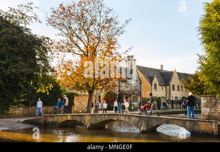 Pont de pierre historique sur la rivière Windrush dans le joli village de Bourton On The Water dans les Cotswolds, Gloucestershire Banque D'Images