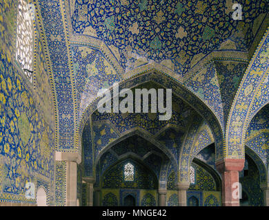 Isfahan, Iran - avril 22, 2018 : Intérieur de haute coupole de la mosquée du Shah en Iran, Sfahan couvert de tuiles polychromes en mosaïque Banque D'Images