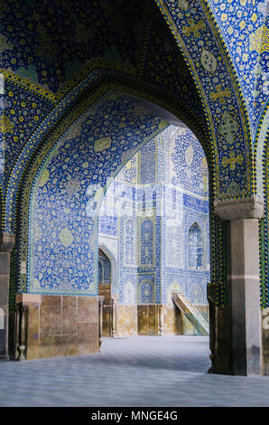 Isfahan, Iran - avril 22, 2018 : Intérieur de haute coupole de la mosquée du Shah en Iran, Sfahan couvert de tuiles polychromes en mosaïque Banque D'Images