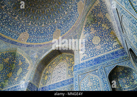 Isfahan, Iran - avril 22, 2018 : Intérieur de haute coupole de la mosquée du Shah en Iran, Sfahan couvert de tuiles polychromes en mosaïque, destiné à donner Banque D'Images