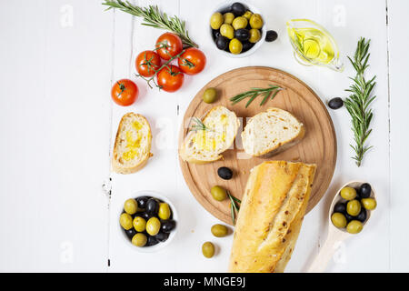 Olives noires et vertes en bois bols en bois sur fond blanc. Vue d'en haut Banque D'Images