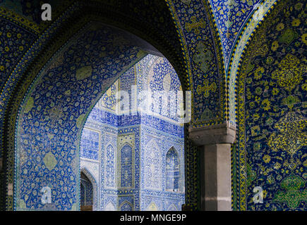 Isfahan, Iran - avril 22, 2018 : Intérieur de haute coupole de la mosquée du Shah en Iran, Sfahan couvert de tuiles polychromes en mosaïque Banque D'Images