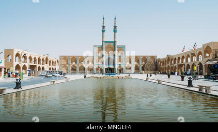 Cour intérieure avec une piscine à la célèbre et historique mosquée Jameh Masjed-i, Jame' Mosque, Yazd, Iran le 24 avril, 2018 Banque D'Images