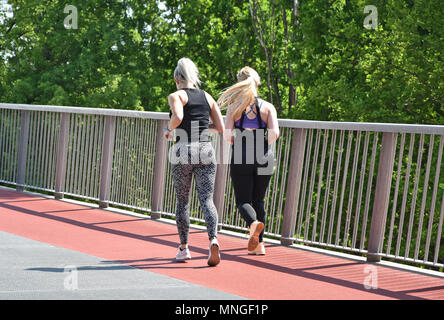 Les femmes sont en cours d'exécution sur la piste de jogging Banque D'Images