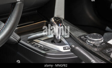 Genève, SUISSE - Le 7 mars 2018 : l'intérieur BMW fermer jusqu'à la 88e Salon International de l'Automobile de Genève. Banque D'Images