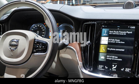 Genève, SUISSE - Le 7 mars 2018 : les pilotes de l'intérieur tableau de bord de la nouvelle Volvo V60 voiture présentée à la 88e Salon International de l'Automobile de Genève. Banque D'Images