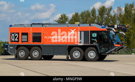 BERLIN, ALLEMAGNE - Apr 27, 2018 : l'aéroport de Ziegler de lutte contre les incendies et de sauvetage véhicule sur Berlin-Schonefeld Airport. Banque D'Images