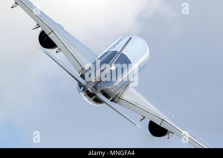 BERLIN - Apr 27, 2018 : nouveaux Airbus A350 XWB avion du passager d'effectuer à l'ILA Berlin Air Show. Banque D'Images