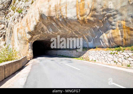 Tunnel sculpté dans la pierre sur la crête de la montagne près de Mlini vue, routes dangereuses de la Croatie Banque D'Images