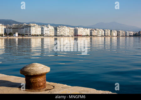 Quai de Thessalonique, Grèce avec reflets dans l'eau de mer dans un ciel clair après-midi Banque D'Images