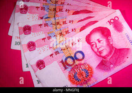 Une exposition de 100 billets de banque chinois Yuan qui présentent l'image de Mao Zedong. Banque D'Images