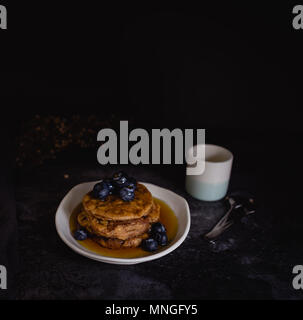 Pancakes aux myrtilles moelleux épais, fond sombre Banque D'Images