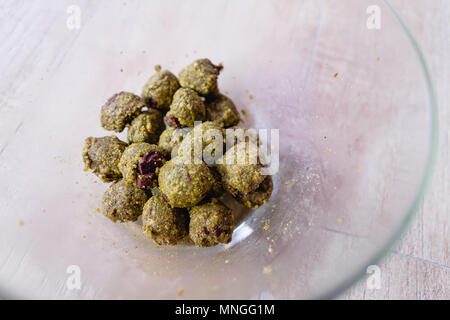 Thé Vert Matcha Morceaux de chocolat, Cookie Dough, table en bois Banque D'Images