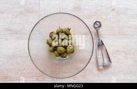 Thé Vert Matcha Morceaux de chocolat, Cookie Dough, table en bois Banque D'Images